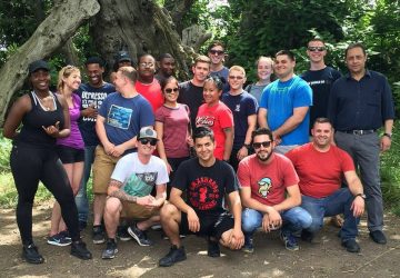 S. Alfio, Progetto Comrel: marines americani tinteggiano ringhiera e panchine di Piazza Duomo