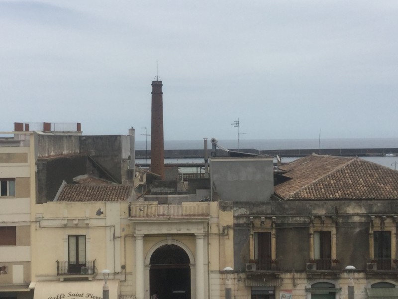 Riposto, rischio crollo ciminiera via Cavour. Interdetta area circostante per ragioni di sicurezza