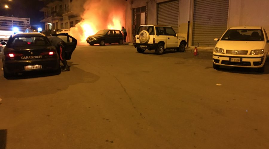 Giarre a fuoco una Audi A4 VD