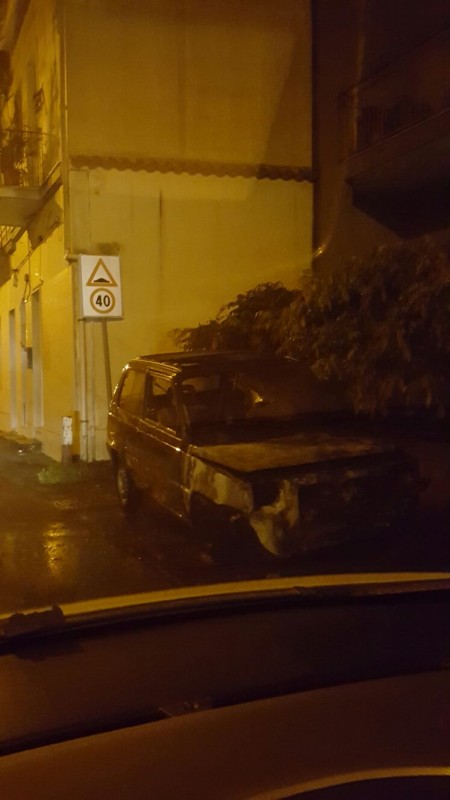 Riposto, incendio auto in via Libertà