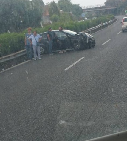 A18 incidente autonomo vicino al casello di Giarre