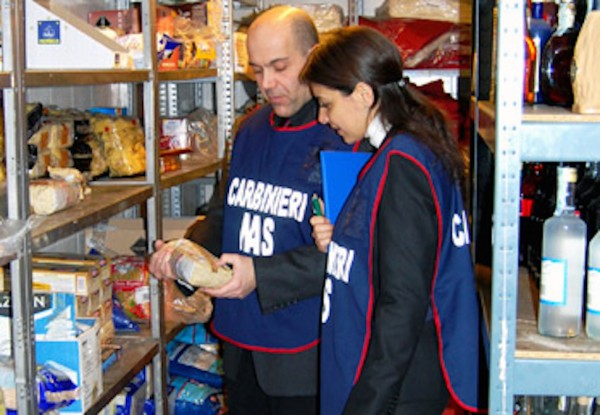 Mascali, controlli alimentazione di carabinieri e polizia municipale: sanzioni per 3 mila euro