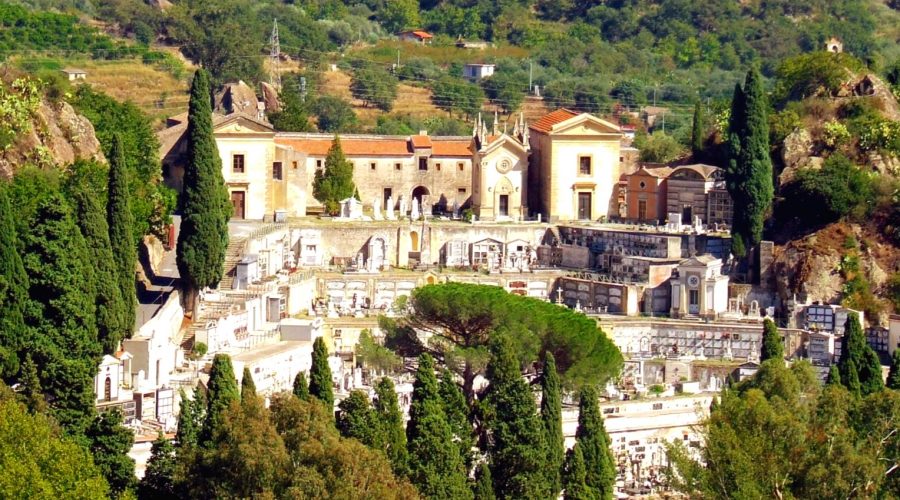 Francavilla di Sicilia: otto rinviati a giudizio, su diciassette indagati, per l’“affaire cimitero”