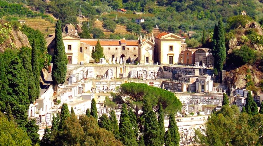 Francavilla di Sicilia: otto rinviati a giudizio, su diciassette indagati, per l’“affaire cimitero”