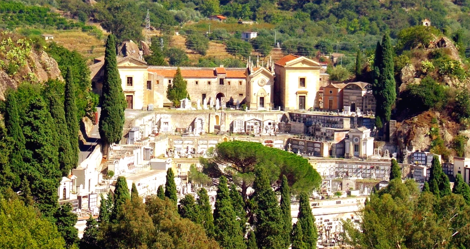 Francavilla di Sicilia: otto rinviati a giudizio, su diciassette indagati, per l’“affaire cimitero”