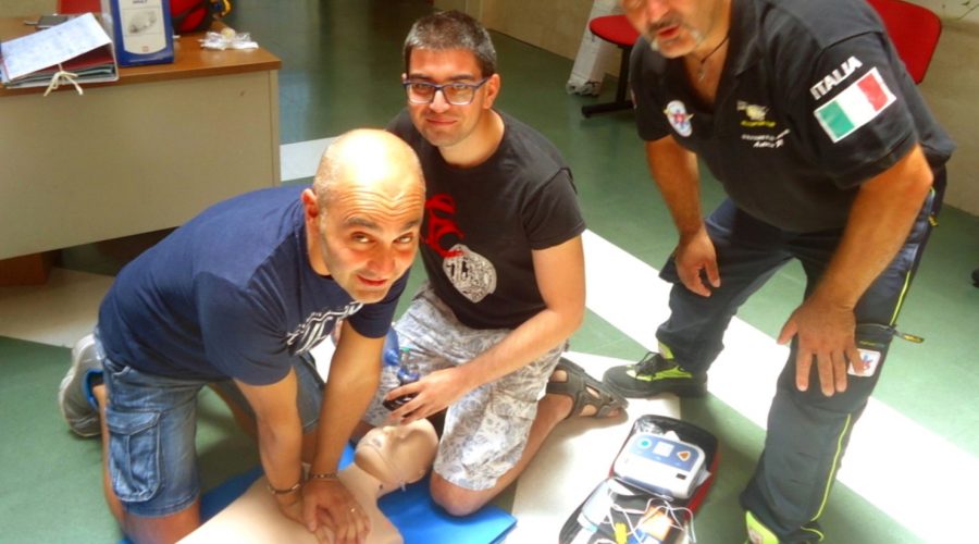 GRANITI, UN CUORE NUOVO – Da sinistra i corsisti Massimo Punzo e Giuseppe Leotta con l’istruttore Antonio Praticò