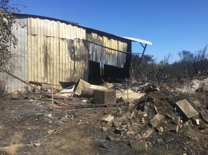 Giarre, incendio in un capannone a Trepunti e in un terreno a Miscarello VIDEO