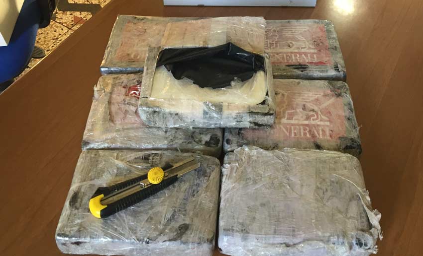 Beccati con 90 kg di cocaina in auto: arrestati in due