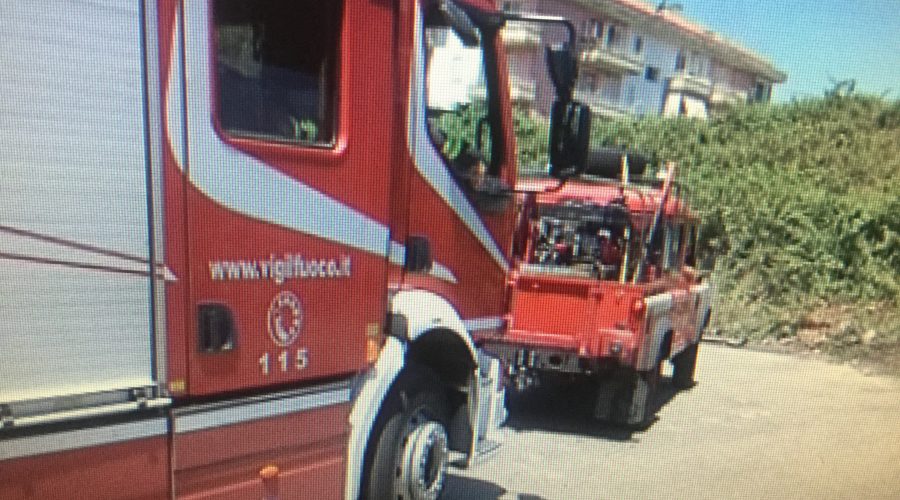Mascali, incendio nei pressi del centro sociale VD