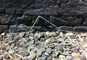 Riposto, ignobile atto vandalico: distrutta una doccia a servizio dei bagnanti