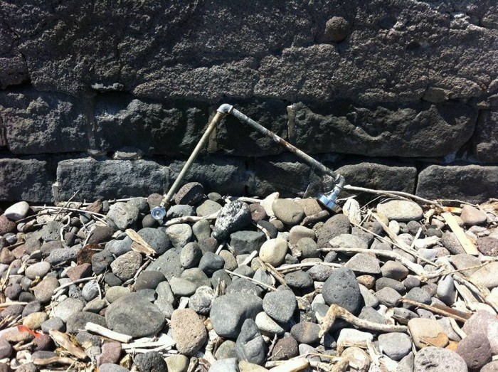 Riposto, ignobile atto vandalico: distrutta una doccia a servizio dei bagnanti