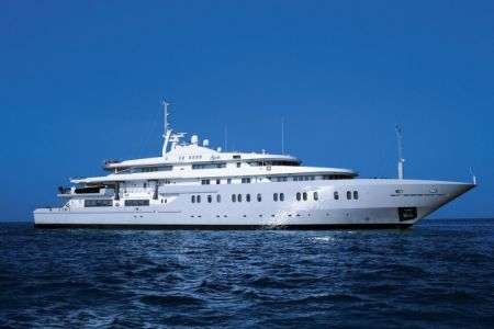 Il porto commerciale di Riposto teatro del jet set