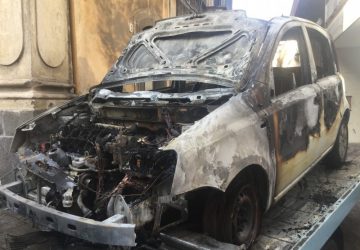 Giarre, incendio auto in via Serpotta