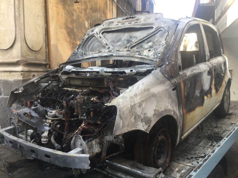 Giarre, incendio auto in via Serpotta