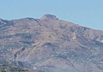 Calatabiano, vasto incendio in zona castello. In volo elicottero dei Vigili del fuoco