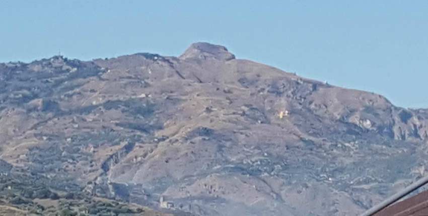Calatabiano, vasto incendio in zona castello. In volo elicottero dei Vigili del fuoco