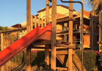 Bimbo cade dallo scivolo e si frattura i polsi