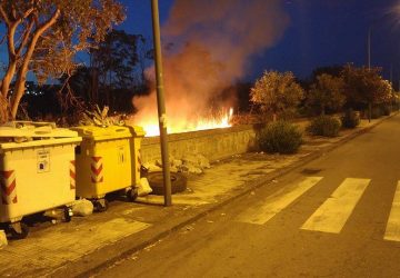 Giarre, ennesimo incendio in viale Don Minzoni. Protestano i residenti