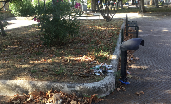 Giarre, villa Margherita dimenticata. Rubate due botole della rete fognaria