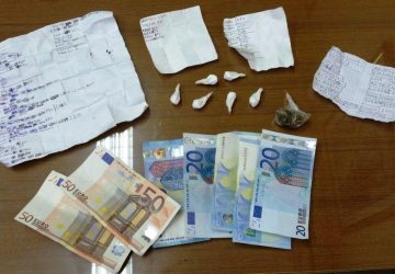 Giarre: spaccia dai domiciliari annotando i clienti. Arrestato