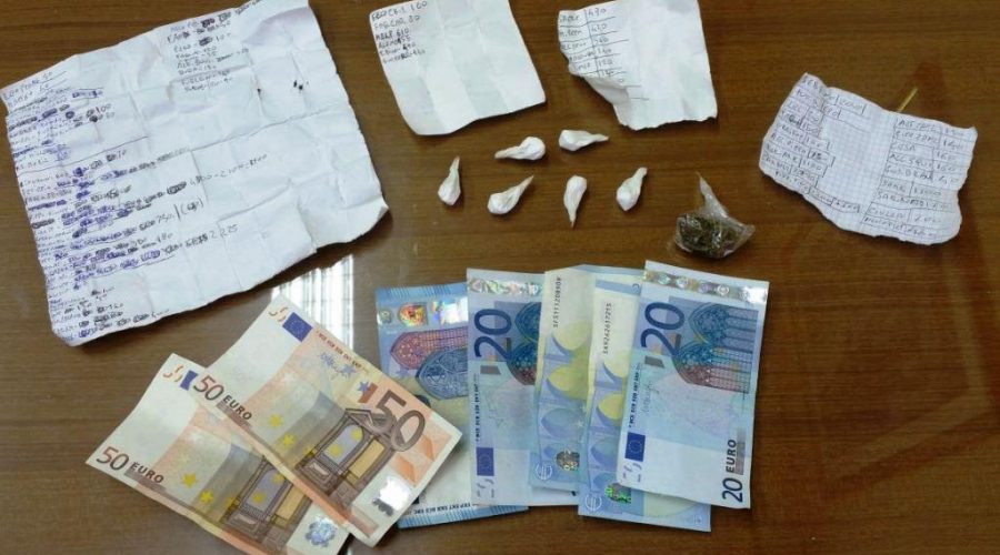 Giarre: spaccia dai domiciliari annotando i clienti. Arrestato