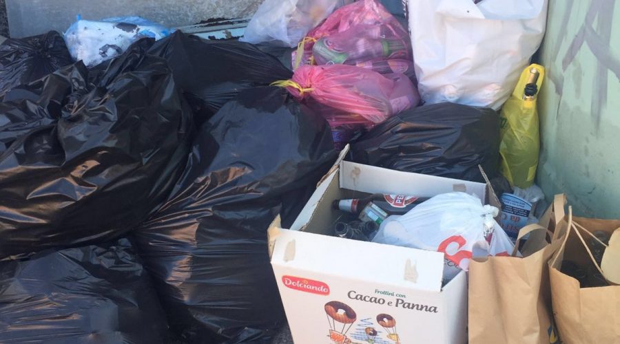 Acireale, abbandono e conferimento scorretto dei rifiuti: multati 300 “incivili”. Sanzioni per 44mila euro