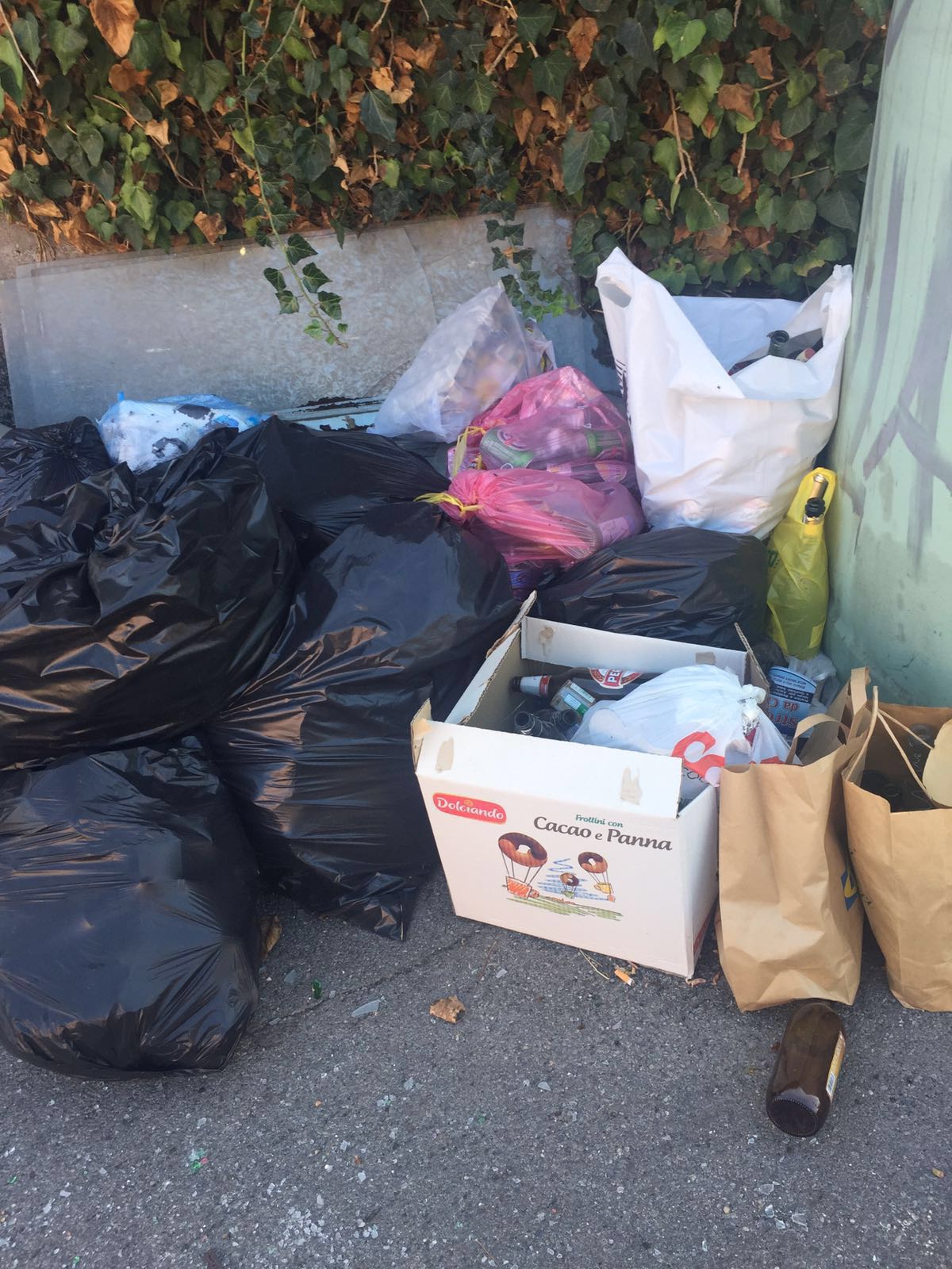 Acireale, abbandono e conferimento scorretto dei rifiuti: multati 300 “incivili”. Sanzioni per 44mila euro