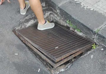 Giarre: tombini pericolanti e puzzolenti. Protestano i cittadini