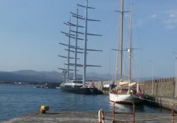La barca a vela Falcon al porto commerciale di Riposto