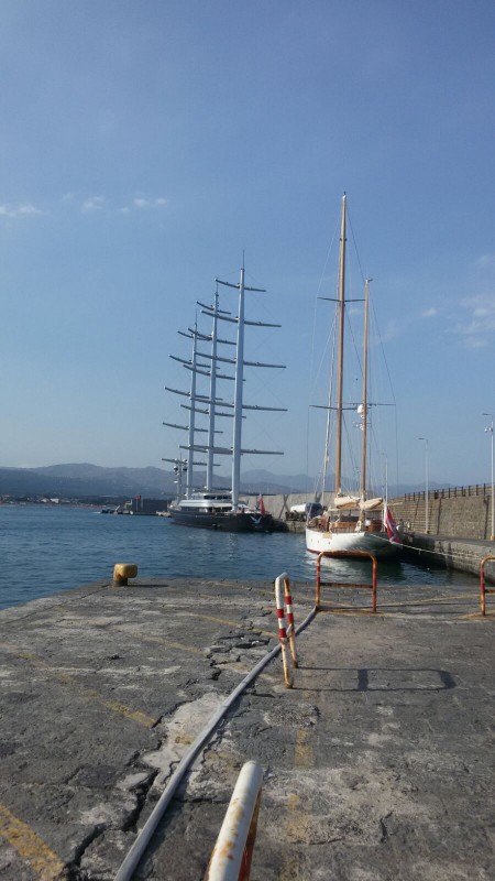 La barca a vela Falcon al porto commerciale di Riposto