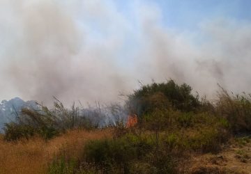 Acitrezza, incendio minaccia abitazioni e rifornimento carburanti