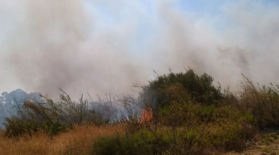 Acitrezza, incendio minaccia abitazioni e rifornimento carburanti
