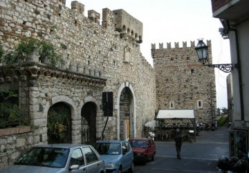 Taormina, disoccupato per protesta tenta di lanciarsi nel vuoto. Salvato dai carabinieri