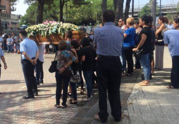 L&rsquo;ultimo abbraccio di Giarre a Melania  VIDEO