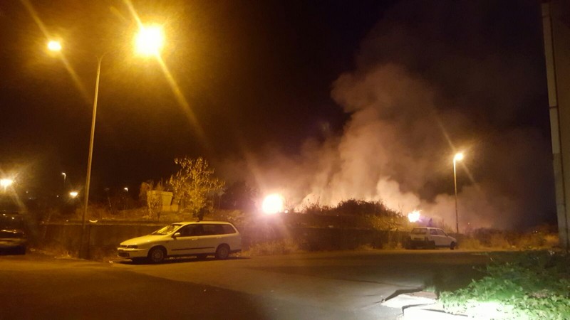 Giarre, incendio alle spalle del quartiere Jungo