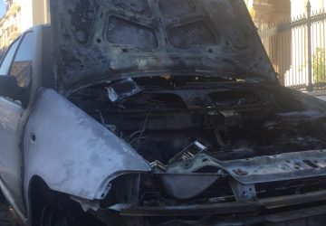 Alba di fuoco a Giarre: in fiamme due auto. Non si esclude il dolo