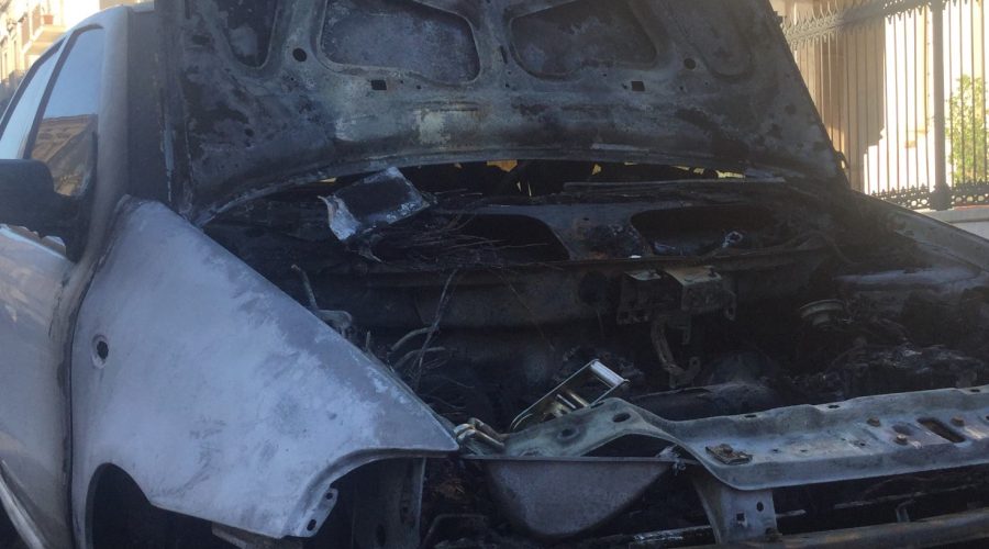 Alba di fuoco a Giarre: in fiamme due auto. Non si esclude il dolo