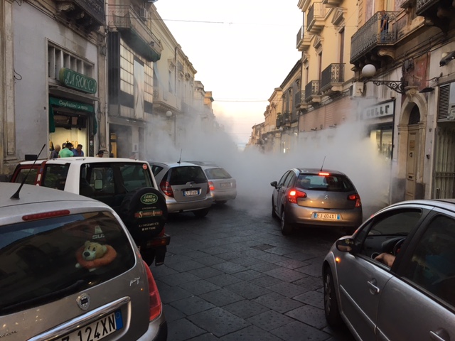 Giarre, panico in corso Italia per un principio d’incendio auto