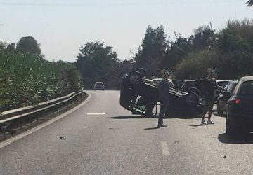 Auto si ribalta in A18: tre feriti