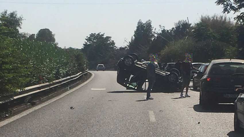 Auto si ribalta in A18: tre feriti