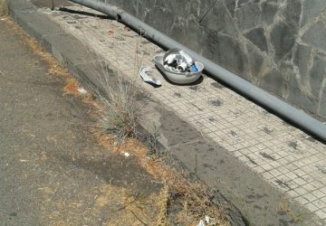 Giarre, palo della pubblica illuminazione abbattuto da un mezzo pesante e finito sulla strada