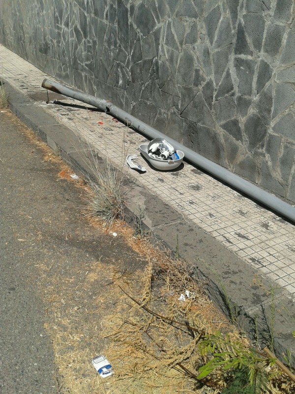 Giarre, palo della pubblica illuminazione abbattuto da un mezzo pesante e finito sulla strada