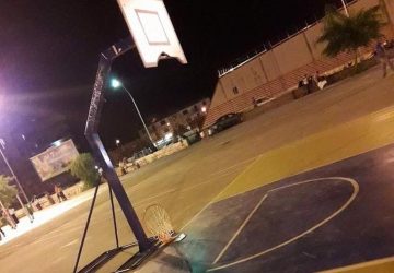Acireale: vandali distruggono i canestri da mini basket di largo Francesco Vecchio