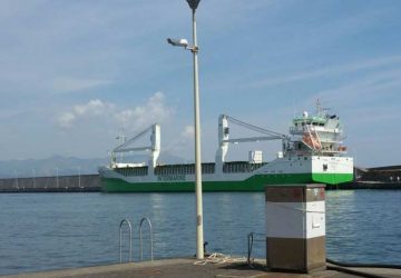 Riposto: nave commerciale di 150 metri entra al Porto dell’Etna