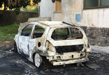 Giarre, alba di fuoco in via Orlando: distrutta auto in sosta.  Accertato il dolo