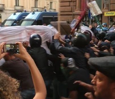 Premier Renzi a Catania: scontri tra manifestanti e polizia. Fermati due giovani poi rilasciati