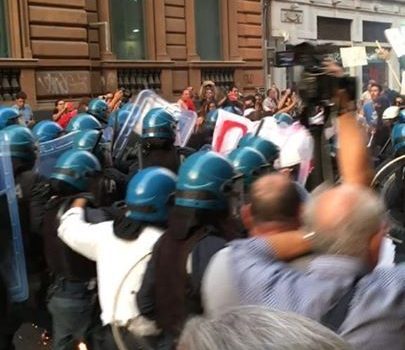 Premier Renzi a Catania: scontri tra manifestanti e polizia. Fermati due giovani poi rilasciati