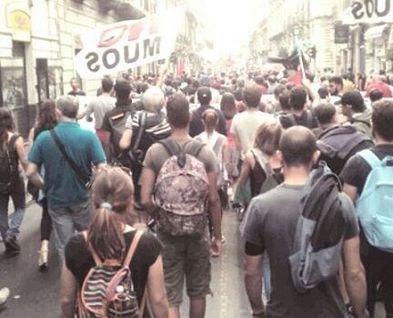 Premier Renzi a Catania: scontri tra manifestanti e polizia. Fermati due giovani poi rilasciati