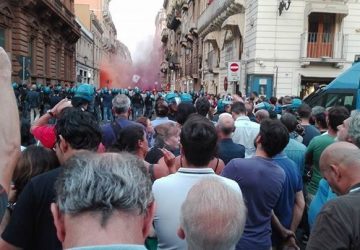 Premier Renzi a Catania: scontri tra manifestanti e polizia. Fermati due giovani poi rilasciati