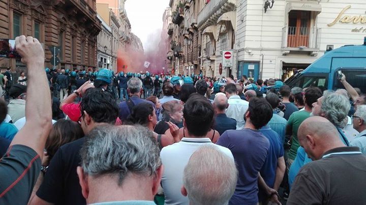 Premier Renzi a Catania: scontri tra manifestanti e polizia. Fermati due giovani poi rilasciati